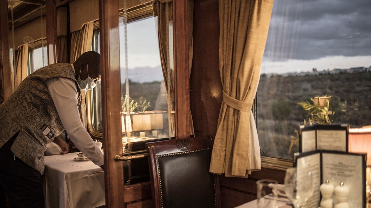 Fotky: Cesta jednou za život. Luxusní Modrý vlak jezdí i bez bohaté klientely